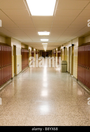 Couloir de l'école vide avec des casiers des élèves Banque D'Images