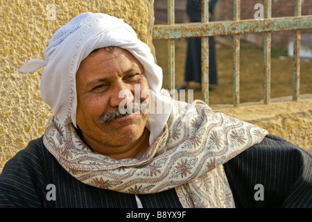 L'homme en costume traditionnel égyptien, Le Caire, Egypte Banque D'Images