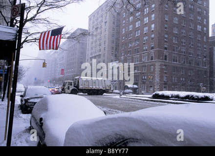 New York City Park Avenue dans une tempête de neige voitures garées. Énormes dérives de neige. Météo d'hiver à New York City États-Unis. Quartier résidentiel NYC, États-Unis Banque D'Images