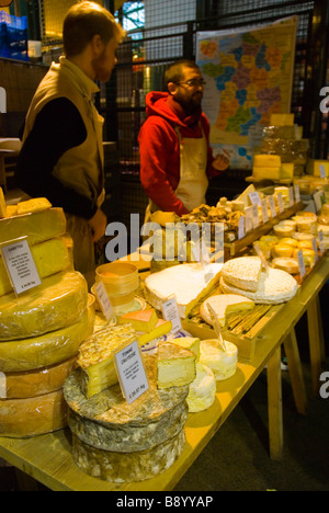 Fromage à Borough Marché Bio à Londres Angleterre Royaume-uni Banque D'Images