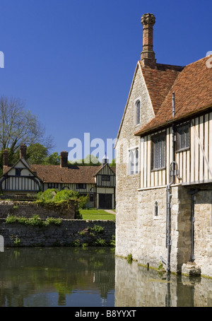 La façade sud à Ightham Mote Sevenoaks Kent un quatorzième siècle manoir entouré de douves avec les maisons au loin. Banque D'Images