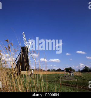 Vue éloignée sur la pompe du vent Moulin à Wicken Fen Cambridgeshire Banque D'Images