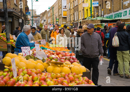 Des stands de nourriture dans la rue Brick Lane lors du marché du dimanche dans l'Est de Londres Angleterre Royaume-uni Banque D'Images