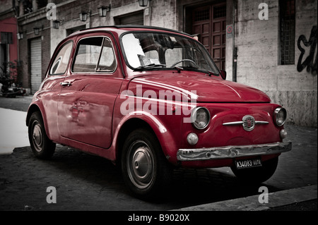 Fiat Cinquecento 500 rouge classique dans le quartier de Trastevere de Rome, Italie Banque D'Images