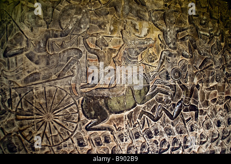 Angkor Wat bas-relief sculpture de Mahabharata épisode dans la galerie ouest représentant de char de bataille ennemi poursuivant Banque D'Images