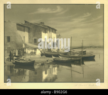 Une photographie par E Chambré Hardman de bateaux amarrés, dans le village de pêcheurs de Méditerranée Martigues. Banque D'Images