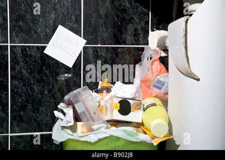 Bac avec des déchets femelle débordante Banque D'Images