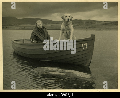 E Chambré Hardman archive photo de Margaret, sa femme, dans un bateau avec leur chien de compagnie Pep sur Trawsfynydd, Galles Llyn Banque D'Images