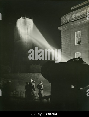 E Chambre Hardman photographie de batterie anti-aérienne projecteur lumineux membres sur la tour de la cathédrale anglicane Liverpool Banque D'Images