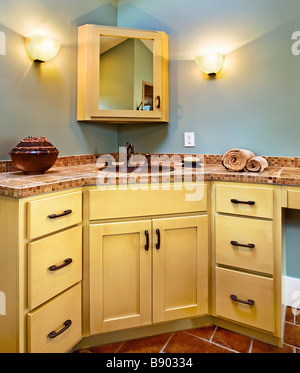 Évier et armoires de coin de salle de bains Banque D'Images