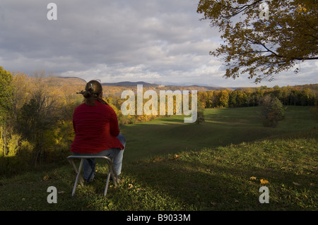 Femme donne sur l'Hudson River Valley vista de Vanderbilt Mansion, Hyde Park, New York Banque D'Images