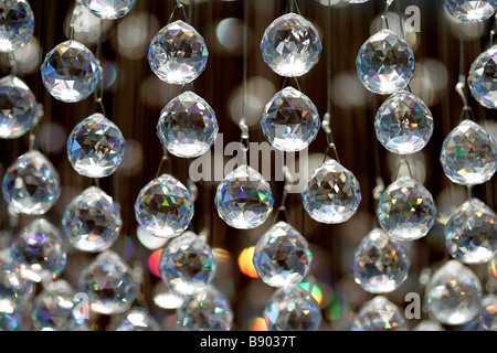 Lustre de plafond en verre de cristal de lumière éclairage illuminer babioles en verre brillant éclat étagée texture background cristal Banque D'Images