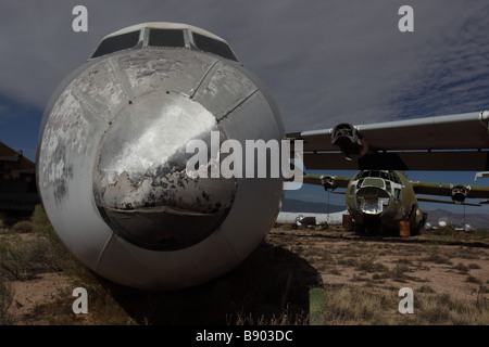 Avion à l'ancienne installation de restauration d'avion près de l'ossuaire de l'avion -Tucson Arizona - USA Banque D'Images