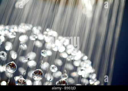 Lustre de plafond en verre de cristal de lumière éclairage illuminer babioles en verre brillant éclat étagée texture background cristal Banque D'Images