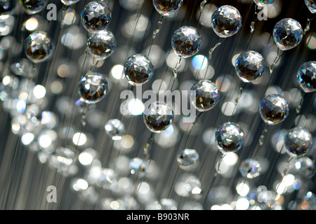 Lustre de plafond en verre de cristal de lumière éclairage illuminer babioles en verre brillant éclat étagée texture background cristal Banque D'Images