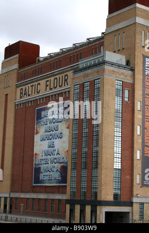 La mer Baltique, un bâtiment industriel sur la rive sud de la rivière Tyne à Gateshead, maintenant une galerie d'art nationale. Banque D'Images