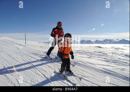 Petit garçon apprendre à skier à partir de sa sœur Banque D'Images