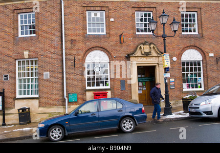 L'extérieur du bureau de poste local à Llandrindod Wells Powys Pays de Galles UK Banque D'Images