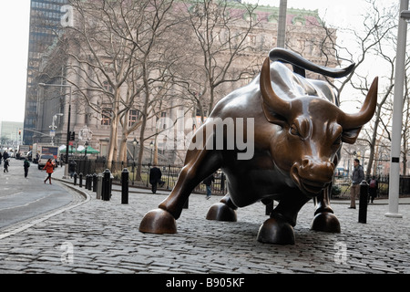 Bull charge sur Bowling Green et Broadway New York USA Banque D'Images