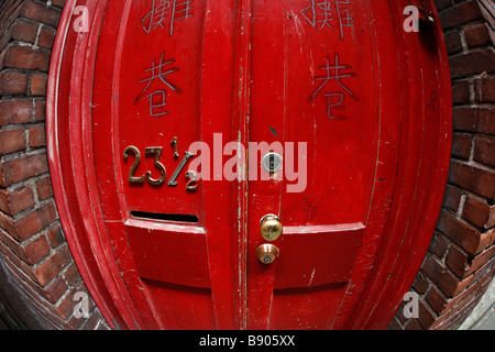Une porte avec une adresse intéressante dans Fan Tan Alley dans le quartier chinois de Victoria en Colombie-Britannique, Canada. Banque D'Images