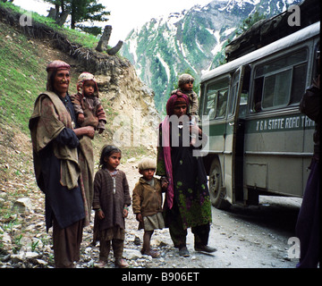 Les passagers attendent du Cachemire pour la route d'ouvrir près du Zoji La pass au Cachemire Banque D'Images