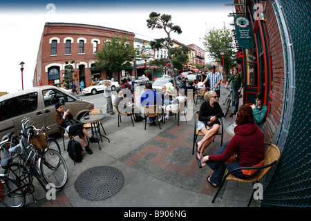 Les gens aiment le café et thé sur la rue-de-Fisgard dans le quartier chinois de Victoria en Colombie-Britannique, Canada. Banque D'Images