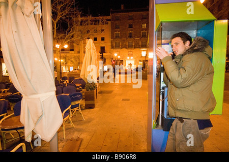 Europe Espagne Iles Baléares Majorque Palma jeune homme à l'aide d'un téléphone public Banque D'Images