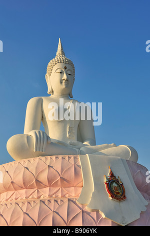 Statue du Bouddha blanc assis sur fleur de lotus. L'emplacement est à côté du barrage en Cholasith passa Wang Muang, Saraburi province. Banque D'Images