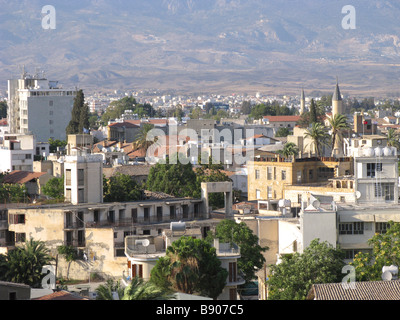 Nicosie, Chypre. Vue depuis le sud de la ville divisée, à la recherche sur la ligne verte pour le nord occupé turc. L'année 2008. Banque D'Images