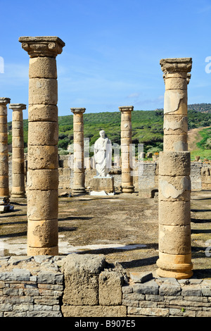 Ruines romaines de Baelo Claudia à Bolonia la Province de Cádiz Espagne Statue de l'empereur Trajan dans la basilique à côté du Forum Banque D'Images