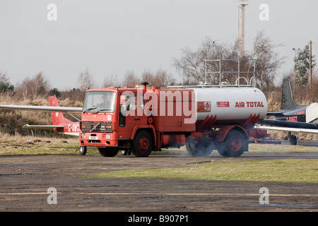 Le ravitaillement en carburant des aéronefs citerne avec de l'Avgas garé sur le tarmac de l'Aérodrome de Sandtoft tablier Banque D'Images