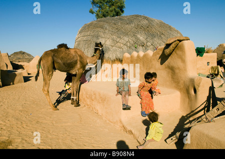 Scène de village dans le désert de Thar , Rajasthan, Inde. Banque D'Images