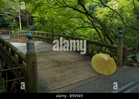 Oilpaper grossier umbrella on bridge Banque D'Images