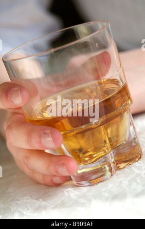 Teenage girl holding a glass of whiskey / spiritueux / apéritif Banque D'Images