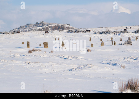 The Hurlers stone circle sur Bodmin Moor dans la neige avec le Cheesewring dans l'arrière-plan Banque D'Images