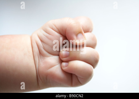 Une main de bébé de près. Banque D'Images