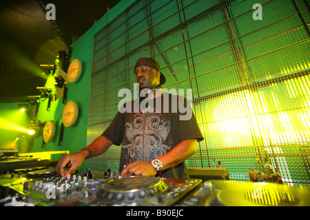 Performance Live de DJ Todd Terry à Tomorrowland 2008 qui a eu lieu sur une aire de loisirs De Schorre à Boom, Belgique Banque D'Images