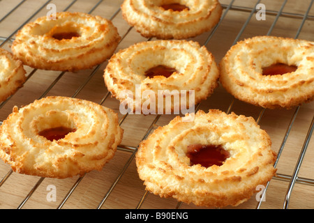 Des petits biscuits faits maison avec de la confiture de noix de coco remplie Banque D'Images