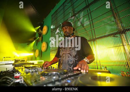 Performance Live de DJ Todd Terry à Tomorrowland 2008 qui a eu lieu sur une aire de loisirs De Schorre à Boom, Belgique Banque D'Images