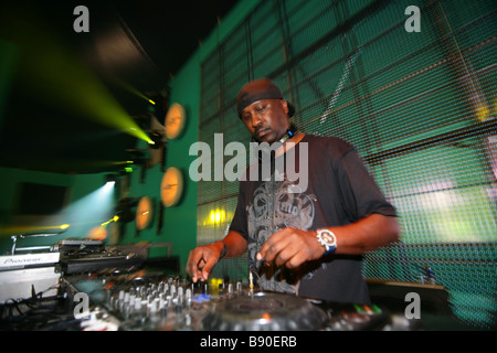 Performance Live de DJ Todd Terry à Tomorrowland 2008 qui a eu lieu sur une aire de loisirs De Schorre à Boom, Belgique Banque D'Images