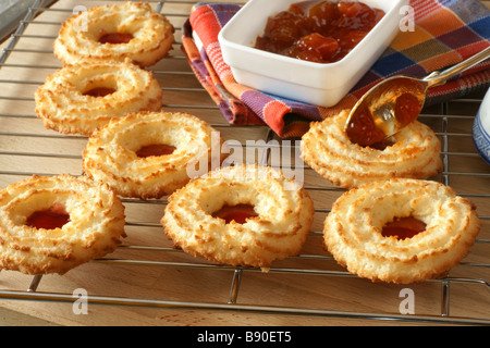 Des petits biscuits faits maison avec de la confiture de noix de coco remplie Banque D'Images