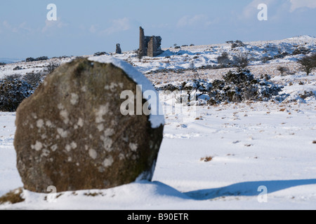 Tin mine sur Bodmin Moor dans la neige vu de The Hurlers Stone Circle Banque D'Images