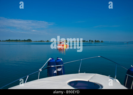 Proue d'un bateau sur le lac de Constance face à l'Allemagne panorama alp | Bug eines Motoryacht auf dem Bodensee mit Blick auf die Alpen Banque D'Images