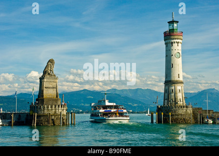 À l'entrée du port de Lindau à swiss alp panorama Le Lac de Constance Allemagne | Passagierschiff dans der Hafeneinfahrt von Lindau Banque D'Images