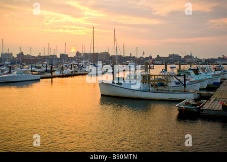Bateaux de pêche du homard reste dans un port du Maine au coucher du soleil. Banque D'Images