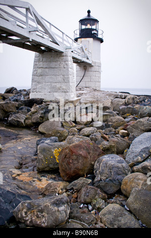 Le phare de Marshall donne sur l'Océan Atlantique sur une journée d'hiver enneigée. Banque D'Images