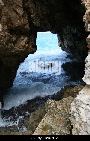 La Cala del Moraig érodé arch à Playa del Moraig, Benitachell, Espagne. Banque D'Images