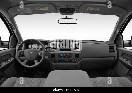 2009 Dodge Ram 2500 Big Horn Edition en blanc - planche de bord, console centrale, le levier de vitesses voir Banque D'Images