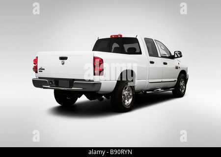 2009 Dodge Ram 2500 Big Horn Edition en vue d'angle arrière - Blanc Banque D'Images