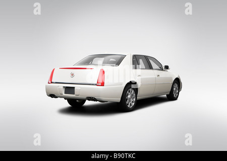 2009 Cadillac DTS dans De Luxe - Vue d'angle arrière blanc Banque D'Images